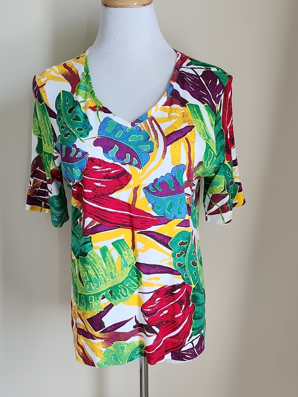 Chico's Multicolor Tropical Print V-Neck Short Sleeve Tee